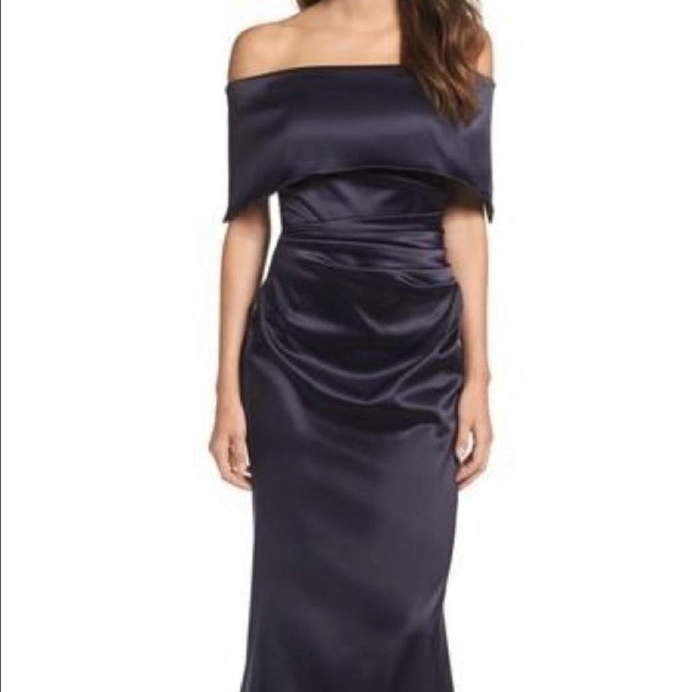Vince Camuto Navy Lustrous satin ruche shoulder baring gown flare fishtail train - Picture 3 of 13